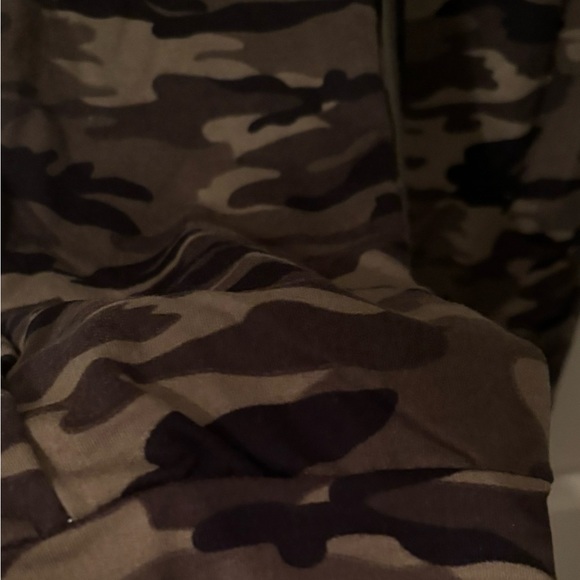 Plus size Camo print joggers - Picture 9 of 11